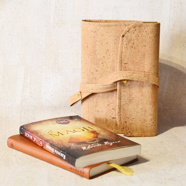 pochette pour carnet agenda 2026ou  livre épais format A5 en cuir de liège naturel beige - Shirley Chiche Les jours souples