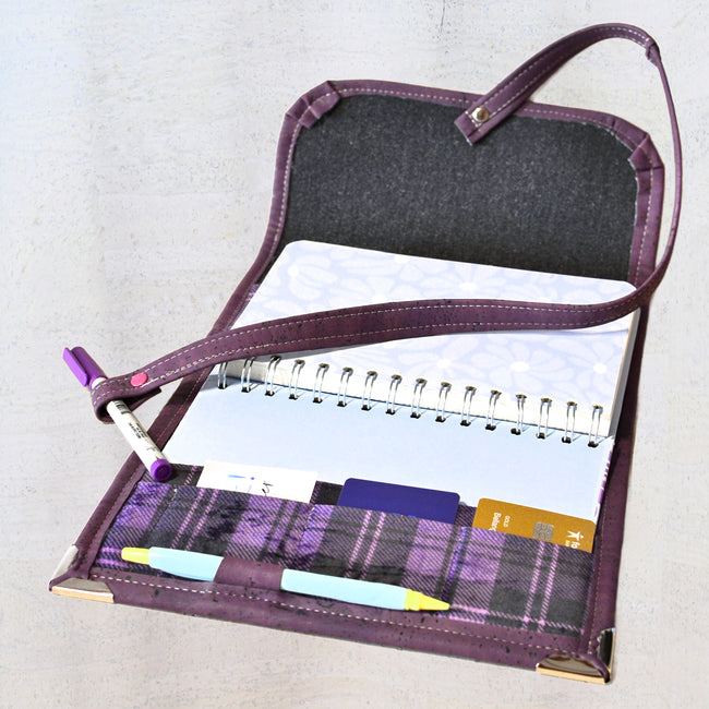 pochette pour carnet agenda livre épais format A5 en cuir de liège violet - Shirley Chiche Les jours souples
