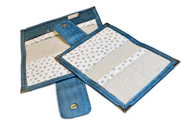 Etui pour passeport en liège bleu nuage nacré & constellation d'étoiles - Shirley Chiche planner
