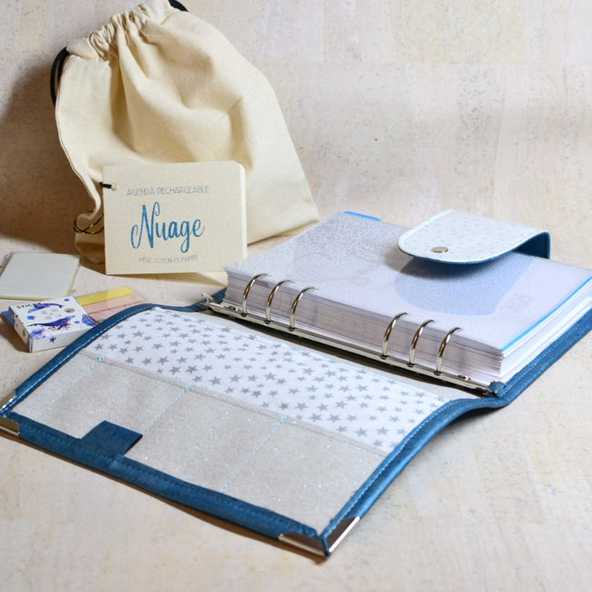 Organiseur A5 en liège bleu nacré et étoiles argent - Les jours souples