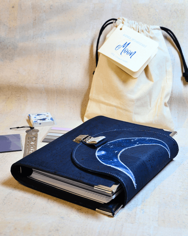 Organiseur A5 en liège bleu nuit Lune argent - Agenda 2025 - Les jours souples