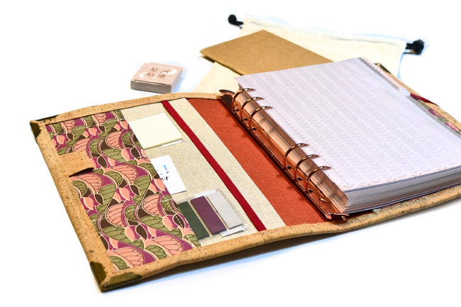 agenda 2026 fait main pour femme, Organiseur A5 en liège Vénus de Willendorf 2026 rechargeable. Fait main - Les jours souples