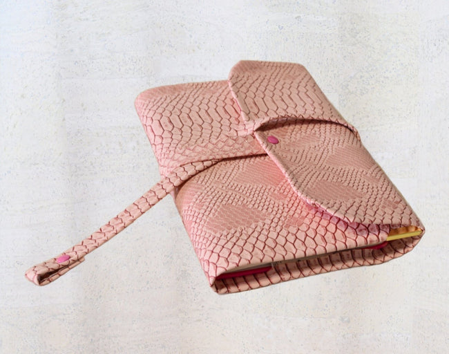 Rêveuse, couverture pour carnet, agenda et livre A5/A5+ en simili cuir rose féérie - Les jours souples