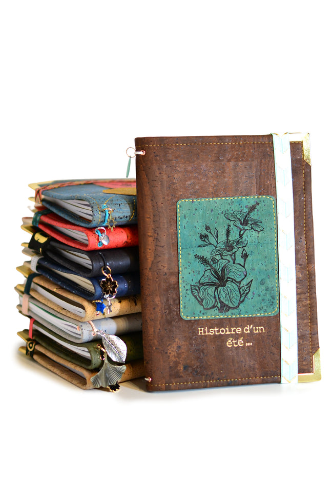 pochette à carnets en cuir de liege artisanale pour carnet livres et agenda shirley chiche les jours souples