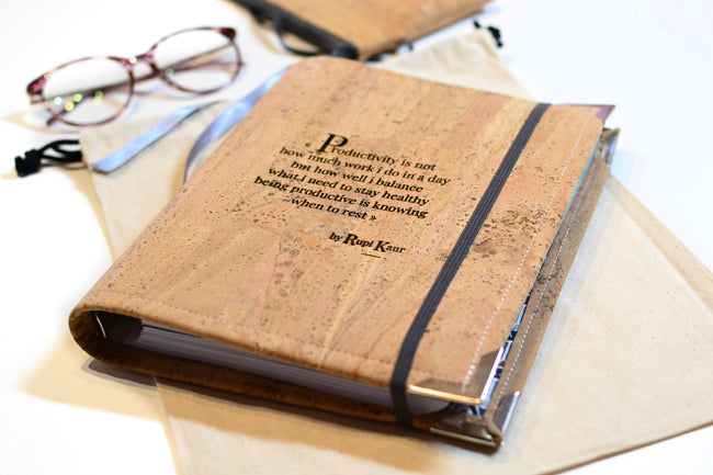 Agenda rechargeable 2026 pour femme en liège beige éclats d'or + porte stylos