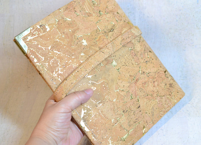 Agenda 2026 en liège beige naturel éclats d'or fait main et velours noir fleurs de cerisier. Porte stylos offert, organiseur 6 anneaux type Louis Vuitton. Shirley Chiche les jours souples