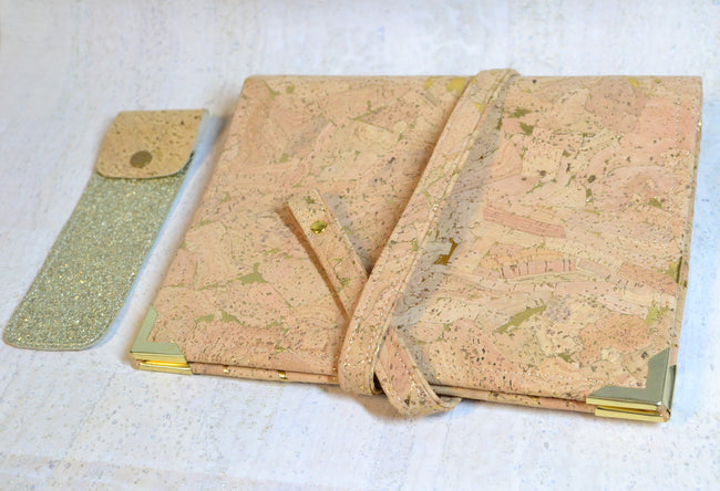 Agenda 2026 en liège beige naturel éclats d'or fait main et velours noir fleurs de cerisier. Porte stylos offert, organiseur 6 anneaux type Louis Vuitton. Shirley Chiche les jours souples