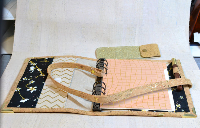 Agenda rechargeable 2026 pour femme en liège beige éclats d'or + porte stylos