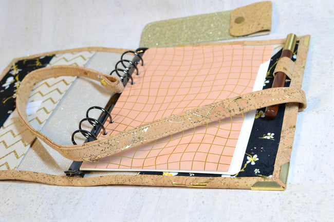 Agenda 2026 en liège beige naturel éclats d'or fait main et velours noir fleurs de cerisier. Porte stylos offert, organiseur 6 anneaux type Louis Vuitton. Shirley Chiche les jours souples