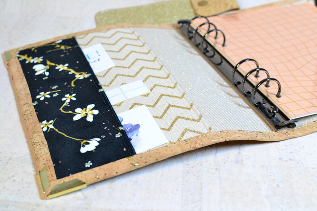 Agenda 2026 en liège beige naturel éclats d'or fait main et velours noir fleurs de cerisier. Porte stylos offert, organiseur 6 anneaux type Louis Vuitton. Shirley Chiche les jours souples