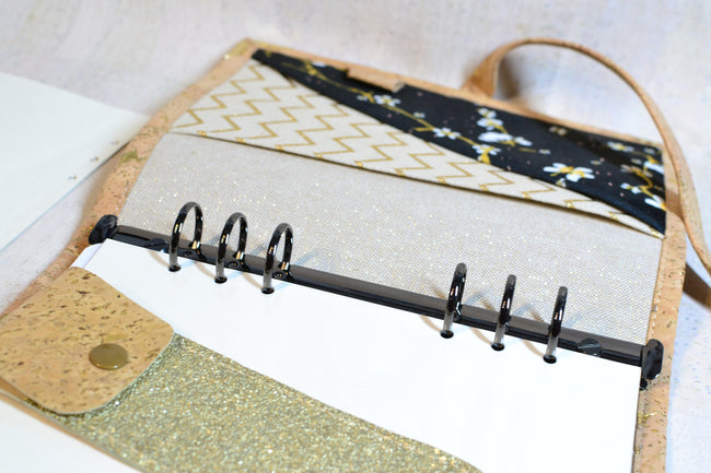 Agenda 2026 en liège beige naturel éclats d'or fait main et velours noir fleurs de cerisier. Porte stylos offert, organiseur 6 anneaux type Louis Vuitton. Shirley Chiche les jours souples