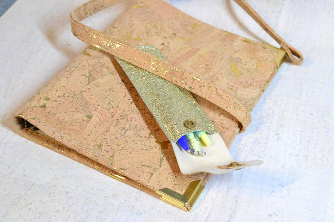 Agenda 2026 en liège beige naturel éclats d'or fait main et velours noir fleurs de cerisier. Porte stylos offert, organiseur 6 anneaux type Louis Vuitton. Shirley Chiche les jours souples