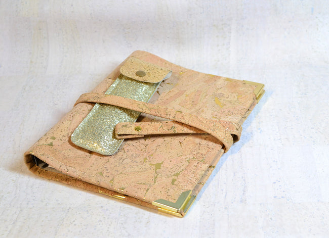 Agenda 2026 en liège beige naturel éclats d'or fait main et velours noir fleurs de cerisier. Porte stylos offert, organiseur 6 anneaux type Louis Vuitton. Shirley Chiche les jours souples