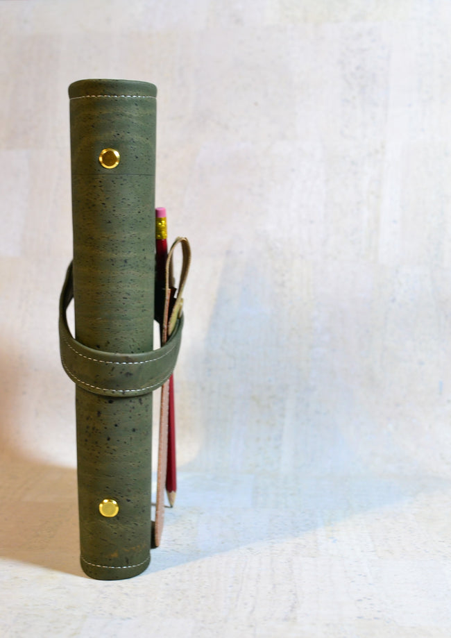 Agenda 2026 en liège kaki fait main et velours Liberty of london. Porte stylos offert, organiseur 6 anneaux type Louis Vuitton. Shirley Chiche les jours souples