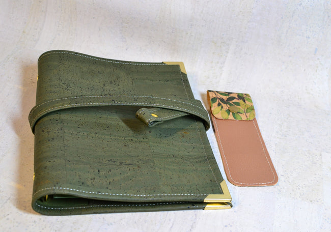 Agenda 2026 en liège kaki fait main et velours Liberty of london. Porte stylos offert, organiseur 6 anneaux type Louis Vuitton. Shirley Chiche les jours souples