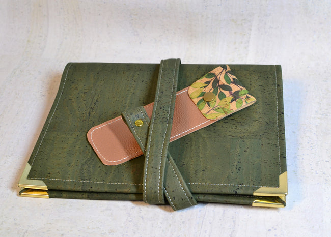 Agenda 2026 en liège kaki fait main et velours Liberty of london. Porte stylos offert, organiseur 6 anneaux type Louis Vuitton. Shirley Chiche les jours souples