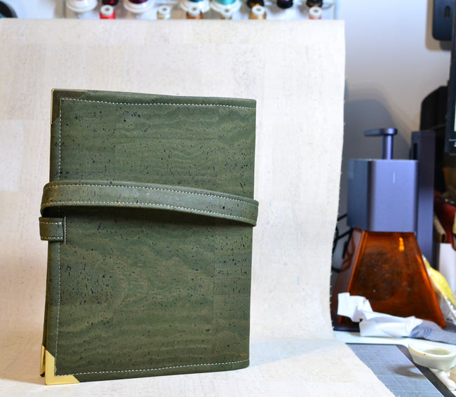 Agenda 2026 en liège kaki fait main et velours Liberty of london. Porte stylos offert, organiseur 6 anneaux type Louis Vuitton. Shirley Chiche les jours souples