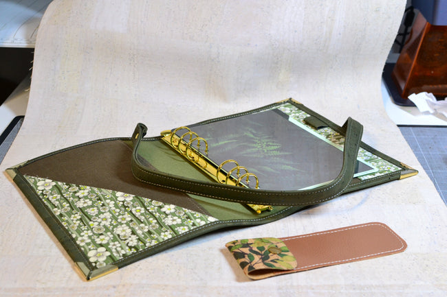 Agenda 2026 en liège kaki fait main et velours Liberty of london. Porte stylos offert, organiseur 6 anneaux type Louis Vuitton. Shirley Chiche les jours souples