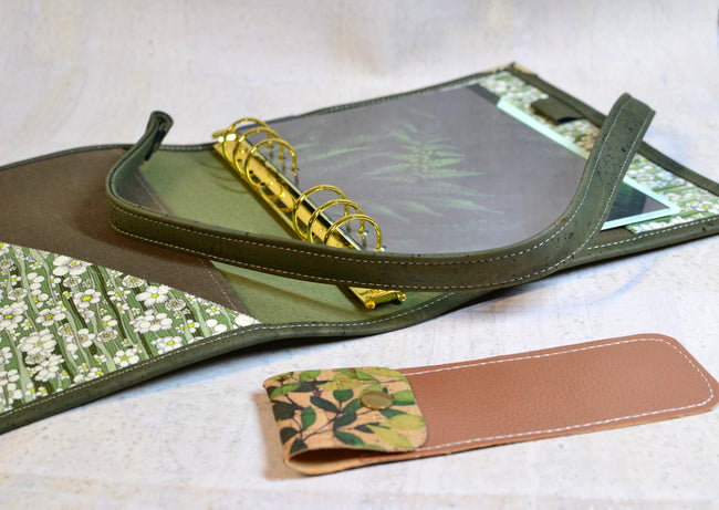 Agenda 2026 en liège kaki fait main et velours Liberty of london. Porte stylos offert, organiseur 6 anneaux type Louis Vuitton. Shirley Chiche les jours souples