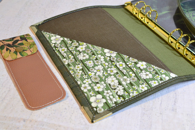 Agenda 2026 en liège kaki fait main et velours Liberty of london. Porte stylos offert, organiseur 6 anneaux type Louis Vuitton. Shirley Chiche les jours souples