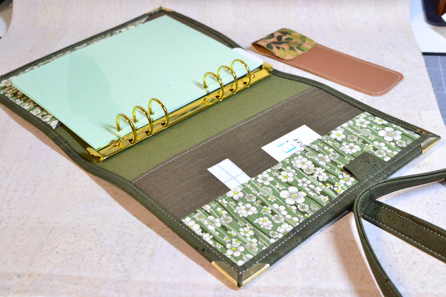 Agenda 2026 en liège kaki fait main et velours Liberty of london. Porte stylos offert, organiseur 6 anneaux type Louis Vuitton. Shirley Chiche les jours souples