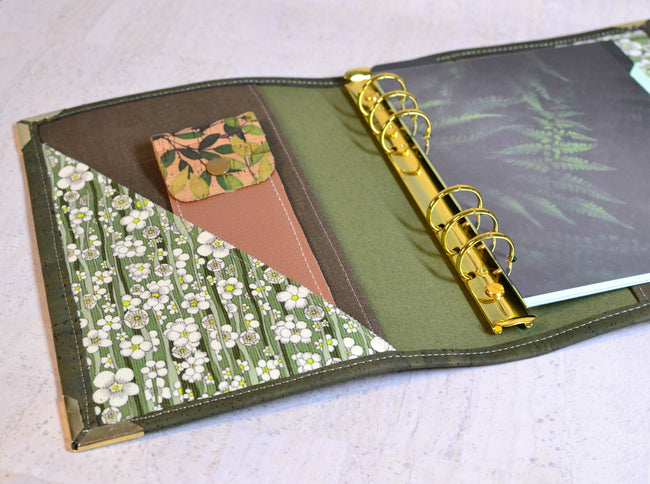 Agenda 2026 en liège kaki fait main et velours Liberty of london. Porte stylos offert, organiseur 6 anneaux type Louis Vuitton. Shirley Chiche les jours souples