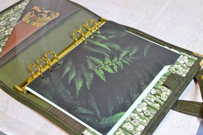 Agenda 2026 en liège kaki fait main et velours Liberty of london. Porte stylos offert, organiseur 6 anneaux type Louis Vuitton. Shirley Chiche les jours souples