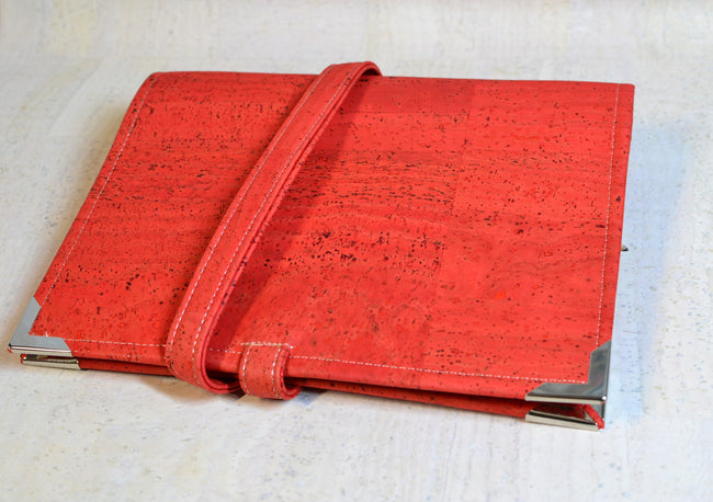 agenda 2026 fait main en liege orange brûlée, organiseur A5 avec anneaux artisanal rechargeable. Etui à stylo offert shirley chiche les jours souples