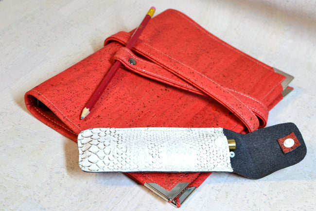 agenda 2026 fait main en liege orange brûlée, organiseur A5 avec anneaux artisanal rechargeable. Etui à stylo offert shirley chiche les jours souples