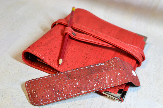 agenda 2026 fait main en liege orange brûlée, organiseur A5 avec anneaux artisanal rechargeable. Etui à stylo offert shirley chiche les jours souples