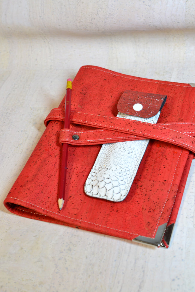 agenda 2026 fait main en liege orange brûlée, organiseur A5 avec anneaux artisanal rechargeable. Etui à stylo offert shirley chiche les jours souples