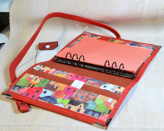 agenda 2026 fait main en liege orange brûlée, organiseur A5 avec anneaux artisanal rechargeable. Etui à stylo offert shirley chiche les jours souples