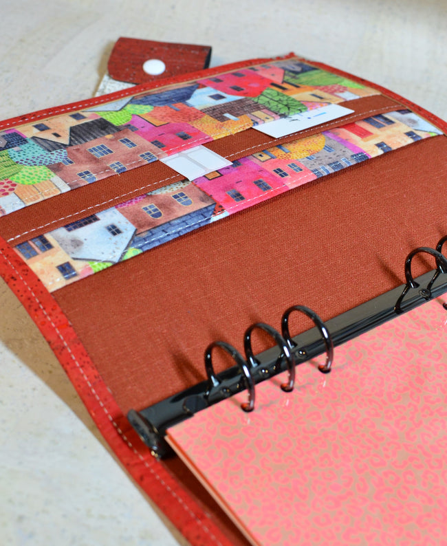 agenda 2026 fait main en liege orange brûlée, organiseur A5 avec anneaux artisanal rechargeable. Etui à stylo offert shirley chiche les jours souples