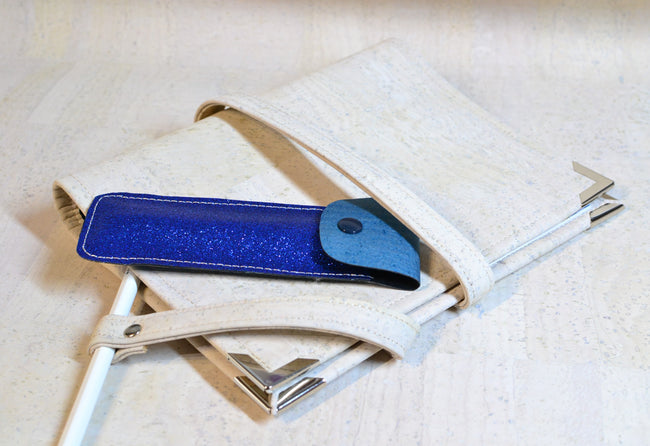 agenda a5 pour femme en cuir de liège blanc craie et coton fleurs bleu géometriques, organiseur fait main avec porte stylo offert