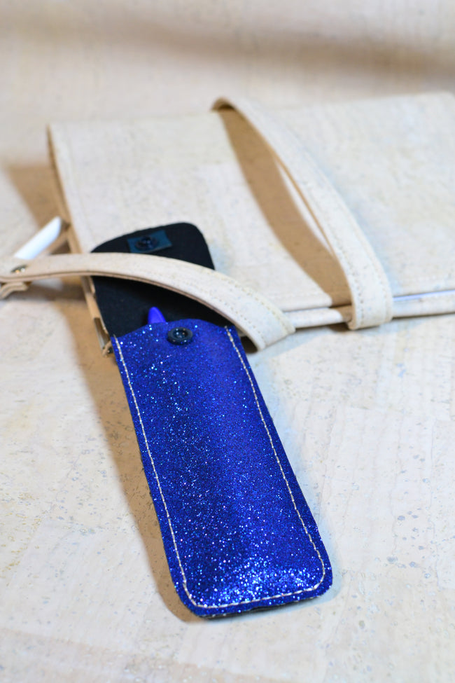 agenda a5 pour femme en cuir de liège blanc craie et coton fleurs bleu géometriques, organiseur fait main avec porte stylo offert