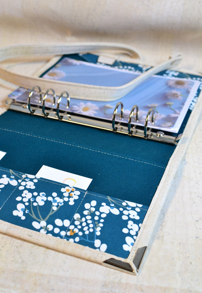 agenda a5 pour femme en cuir de liège blanc craie et coton fleurs bleu géometriques, organiseur fait main avec porte stylo offert