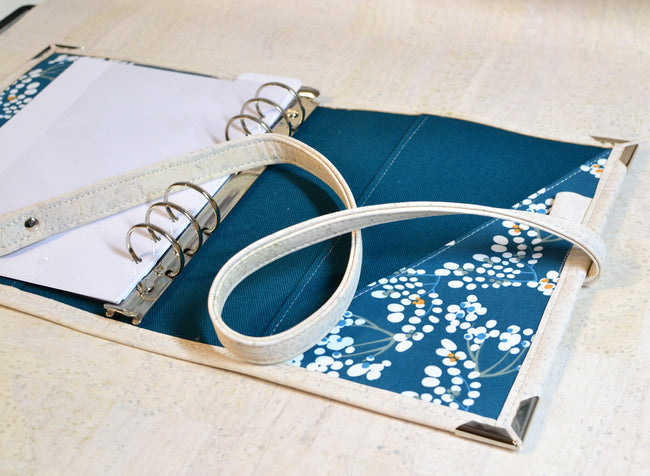 agenda a5 pour femme en cuir de liège blanc craie et coton fleurs bleu géometriques, organiseur fait main avec porte stylo offert