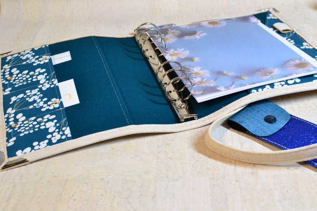 agenda a5 pour femme en cuir de liège blanc craie et coton fleurs bleu géometriques, organiseur fait main avec porte stylo offert