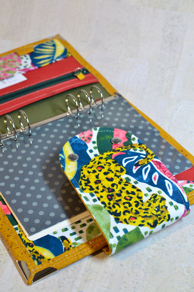 J’ai besoin de… Ressentir ! Organiseur A5 en liège jaune ocre – Modèle unique fait main