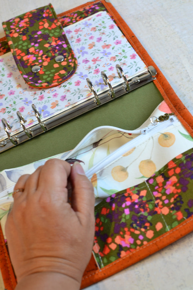 agenda fait main pour femme, Organiseur A5 rechargeable fait main et recharges – Liège orange & fleurs – Agenda 2025 2026 émotionnel "Accueillir" - Les jours souples