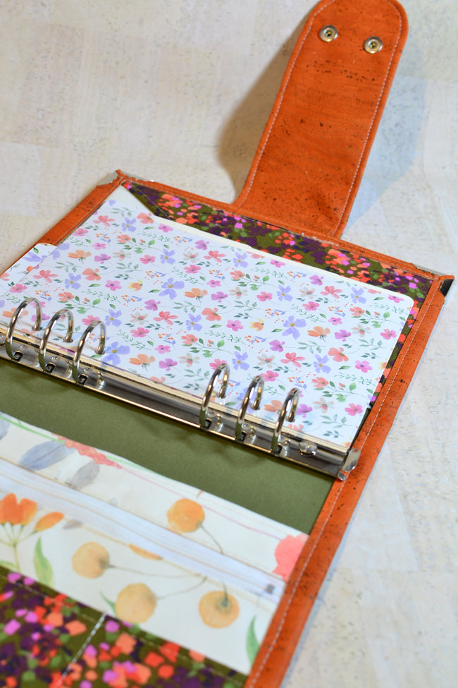 agenda fait main pour femme vegan et originale, Organiseur A5 rechargeable fait main et recharges – Liège orange & fleurs – Agenda 2025 2026 émotionnel "Accueillir" - Les jours souples