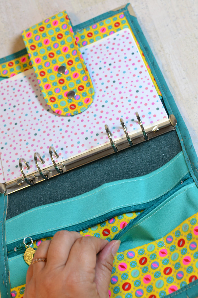 poches intérieures organiseur A5 rechargeable en cuir de Liège bleu turquise et coton petit pan biles jaunes – agenda fait main 2026 émotionnel pour femme qui aime écrire, Agenda 2025 2026 "Accueillir" - Les jours souples