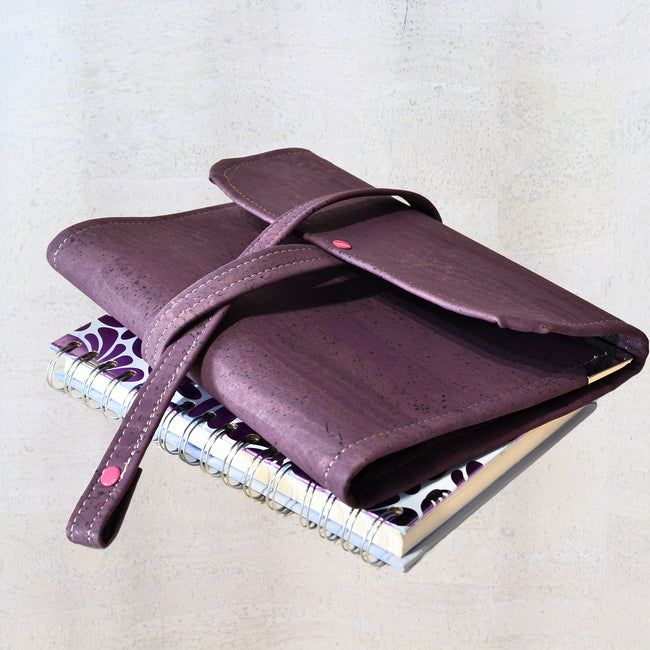 pochette pour carnet agenda livre épais format A5 en cuir de liège violet - Shirley Chiche Les jours souples