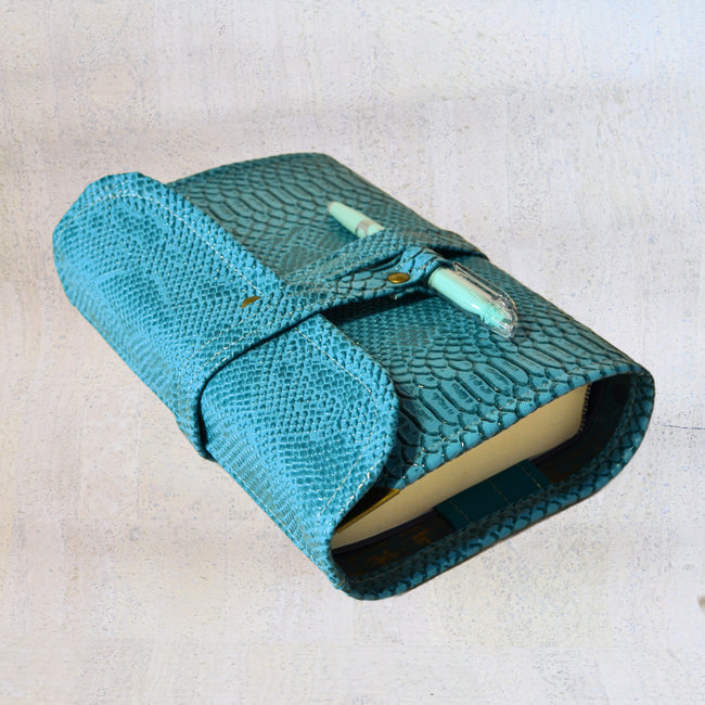 pochette pour carnet agenda et livre épais format A5 en simili cuir dragon bleu turquoise émeraude - Shirley Chiche Les jours souples