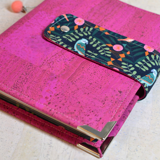agenda rechargeable fait main pour femme qui aime écrire, Organiseur A5 en liège rose vif fuchsia avec coton oiseaux colibri, poche zippée. Shirley chiche pour Les jours souples