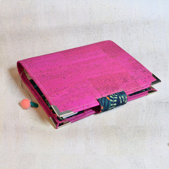 agenda rechargeable fait main pour femme qui aime écrire, Organiseur A5 en liège rose vif fuchsia avec coton oiseaux colibri, poche zippée. Shirley chiche pour Les jours souples