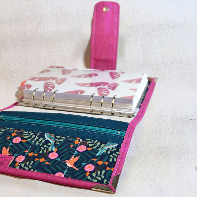 agenda rechargeable fait main pour femme qui aime écrire, Organiseur A5 en liège rose vif fuchsia avec coton oiseaux colibri, poche zippée. Shirley chiche pour Les jours souples