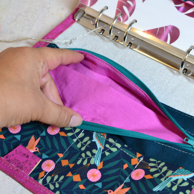 agenda rechargeable fait main pour femme qui aime écrire, Organiseur A5 en liège rose vif fuchsia avec coton oiseaux colibri, poche zippée. Shirley chiche pour Les jours souples