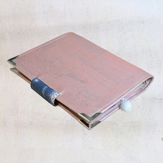 agenda  A5  fait main en cuir de liège pour femme, organiseur avec anneaux en liège rose nacré et coton lunes bleues poétiques. Pour papeterie rechargeable. Shirley chiche, les jours souples 