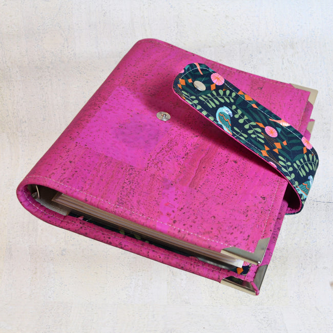 agenda rechargeable fait main pour femme qui aime écrire, Organiseur A5 en liège rose vif fuchsia avec coton oiseaux colibri, poche zippée. Shirley chiche pour Les jours souples